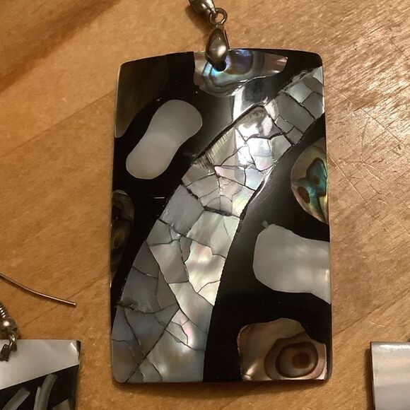 ABALONE SHELL PENDANT EARRINGS SET​​ - Picture 4 of 10